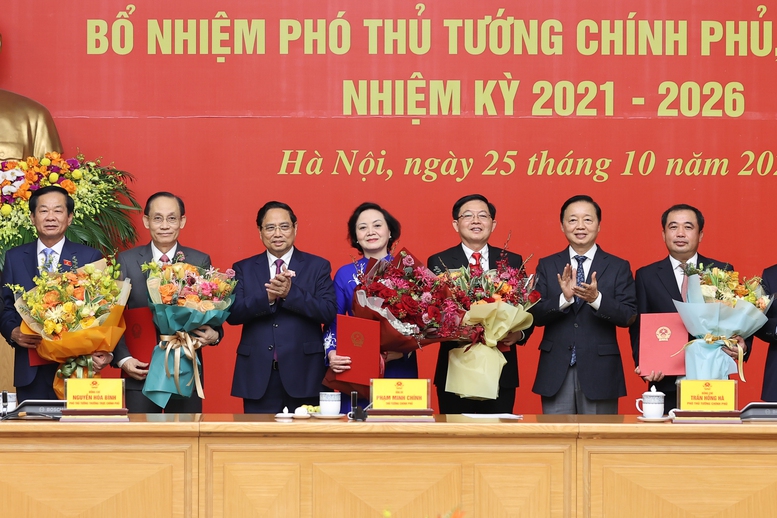 Thủ tướng Phạm Minh Chính trao quyết định bổ nhiệm và giao nhiệm vụ cho Bộ trưởng Bộ Nông nghiệp và Môi trường