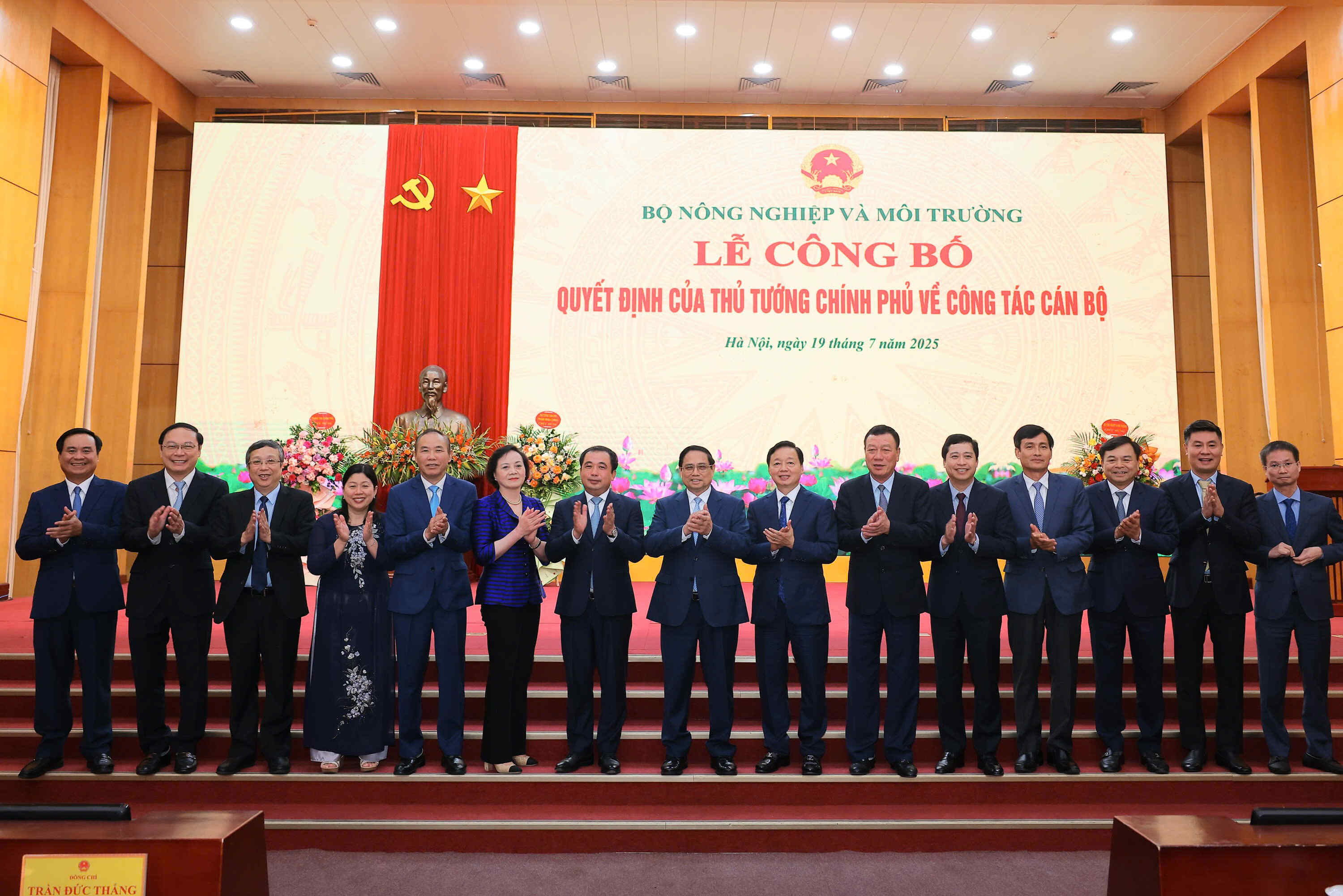 Thủ tướng Chính phủ Phạm Minh Chính, Phó Thủ tướng Chính phủ Trần Hồng Hà, Lãnh đạo các bộ, ngành và Lãnh đạo Bộ NN&MT tặng hoa, chức mừng Quyền Bộ trưởng Bộ NN&MT Trần Đức Thắng