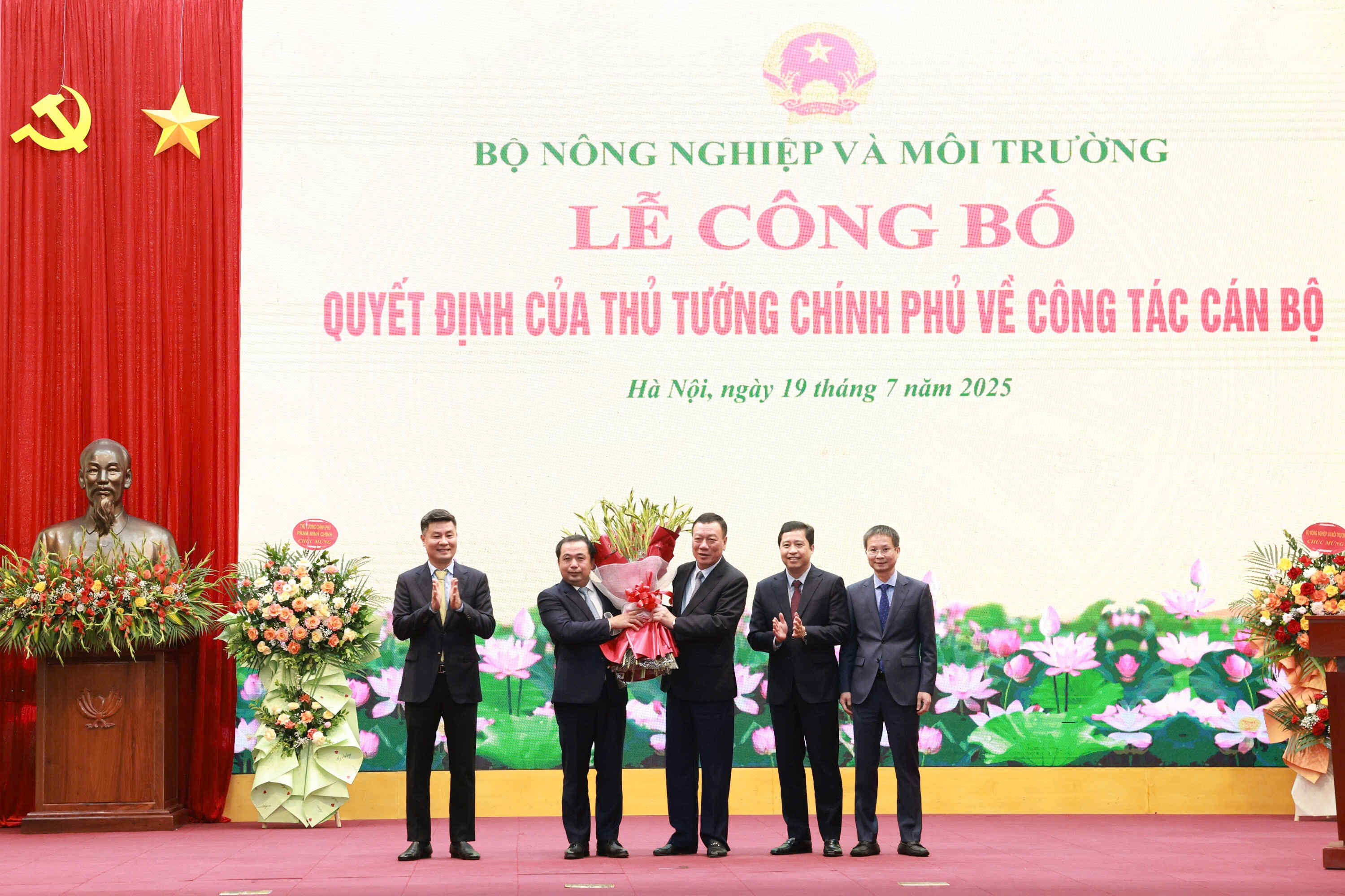 Lãnh đạo Thanh tra Chính phủ tặng hoa, chức mừng Quyền Bộ trưởng Bộ NN&MT Trần Đức Thắng