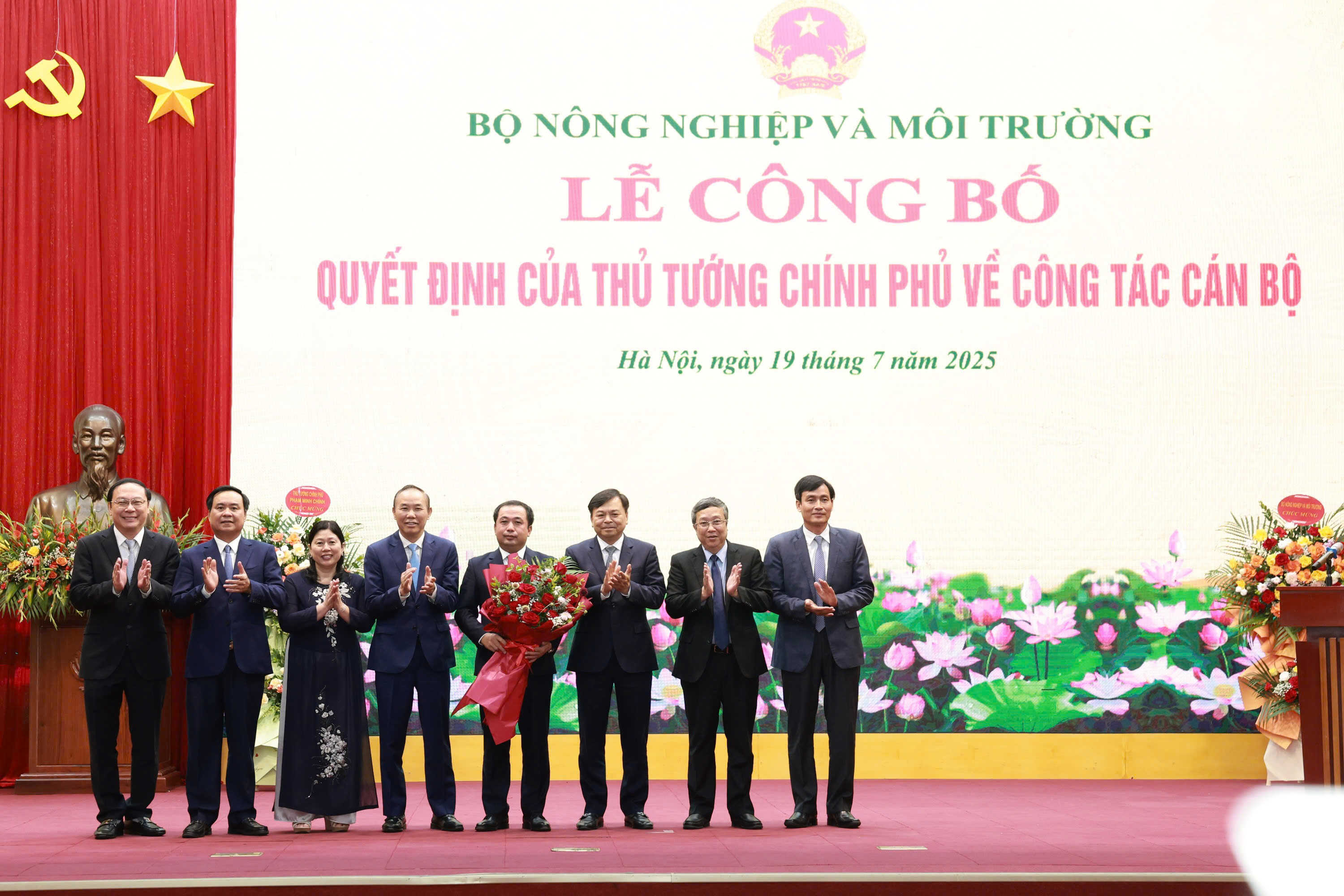 Lãnh đạo Bộ Nông nghiệp và Môi trường tặng hoa, chức mừng Quyền Bộ trưởng Bộ NN&MT Trần Đức Thắng