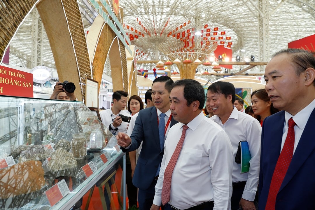 Quyền Bộ trưởng Trần Đức Thắng thăm gian trưng bày 80 năm thành tựu của ngành Nông nghiệp và Môi trường