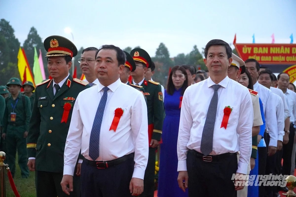 Bộ trưởng Trần Đức Thắng động viên thanh niên Cần Thơ lên đường nhập ngũ