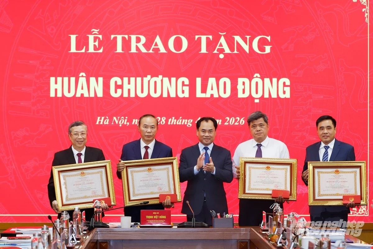 Vinh danh 4 Thứ trưởng Bộ Nông nghiệp và Môi trường nhận Huân chương Lao động