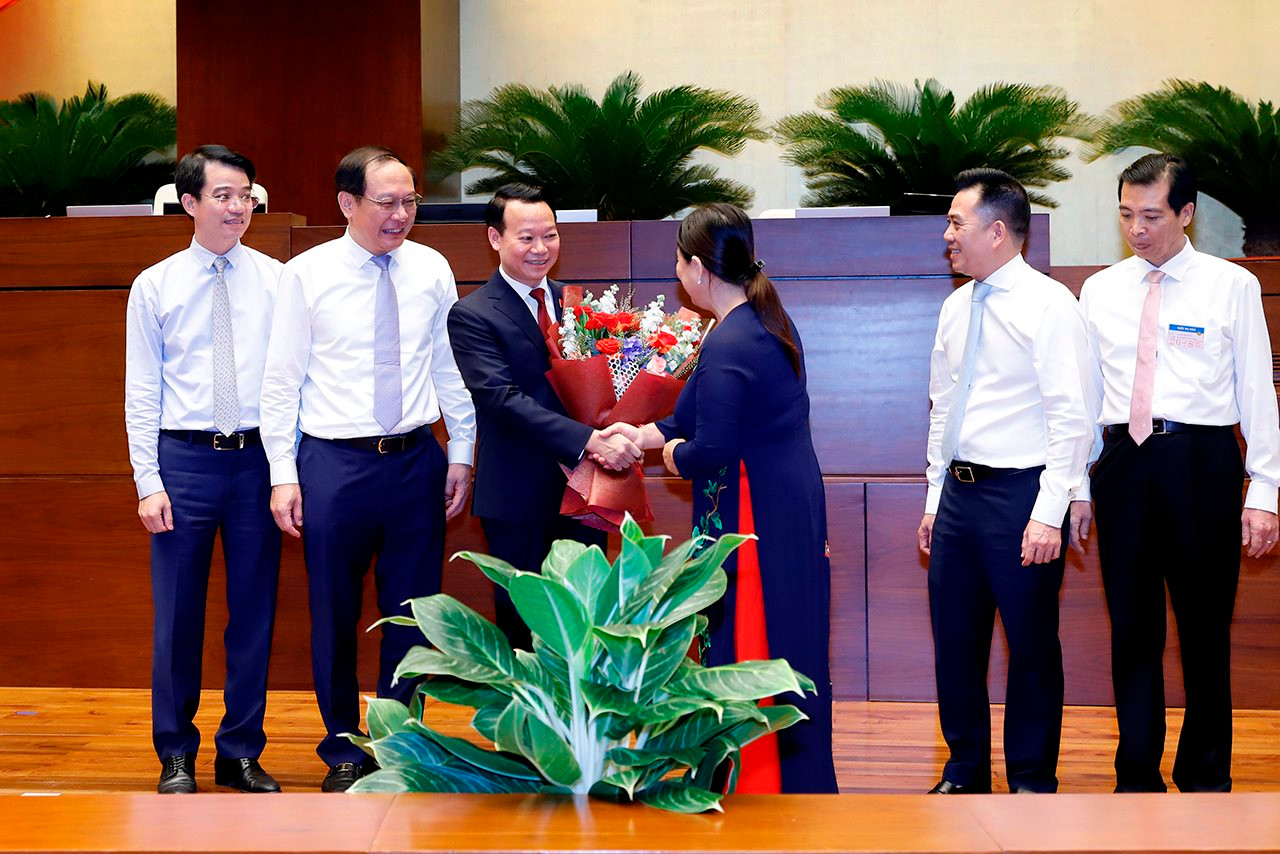 Tân Bộ trưởng Bộ Tài nguyên và Môi trường Đỗ Đức Duy nhận hoa chúc mừng từ Thứ trưởng Nguyễn Thị Phương Hoa, Thứ trưởng Lê Công Thành và lãnh đạo các đơn vị thuộc Bộ Tài nguyên và Môi trường