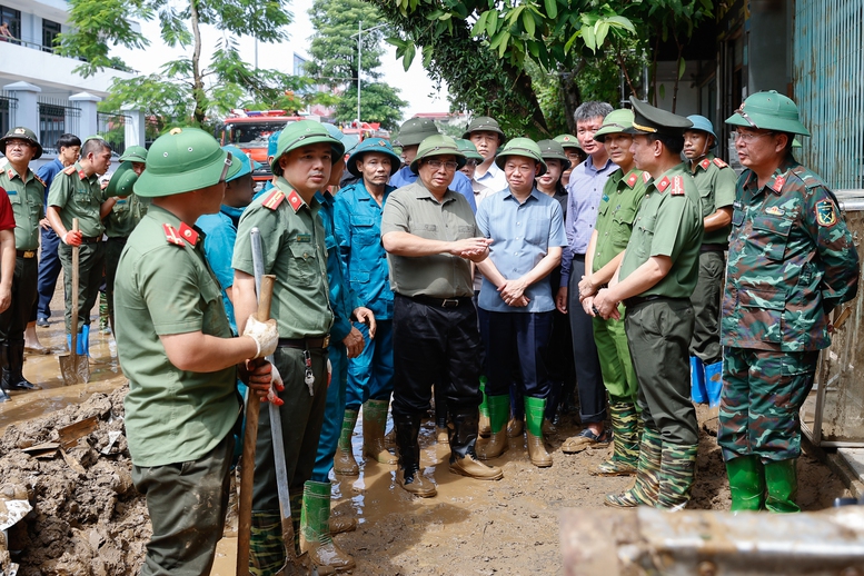 Bộ trưởng Đỗ Đức Duy tháp tùng Thủ tướng Phạm Minh Chính kiểm tra tình hình khắc phục hậu quả bão số 3 và thăm hỏi động viên nhân dân tại tỉnh Yên Bái